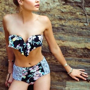 🆕 O’Neill black pink floral bandeau bikini top  L